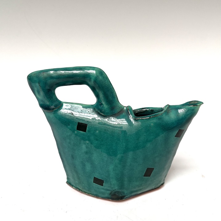 Pourer side view Linda